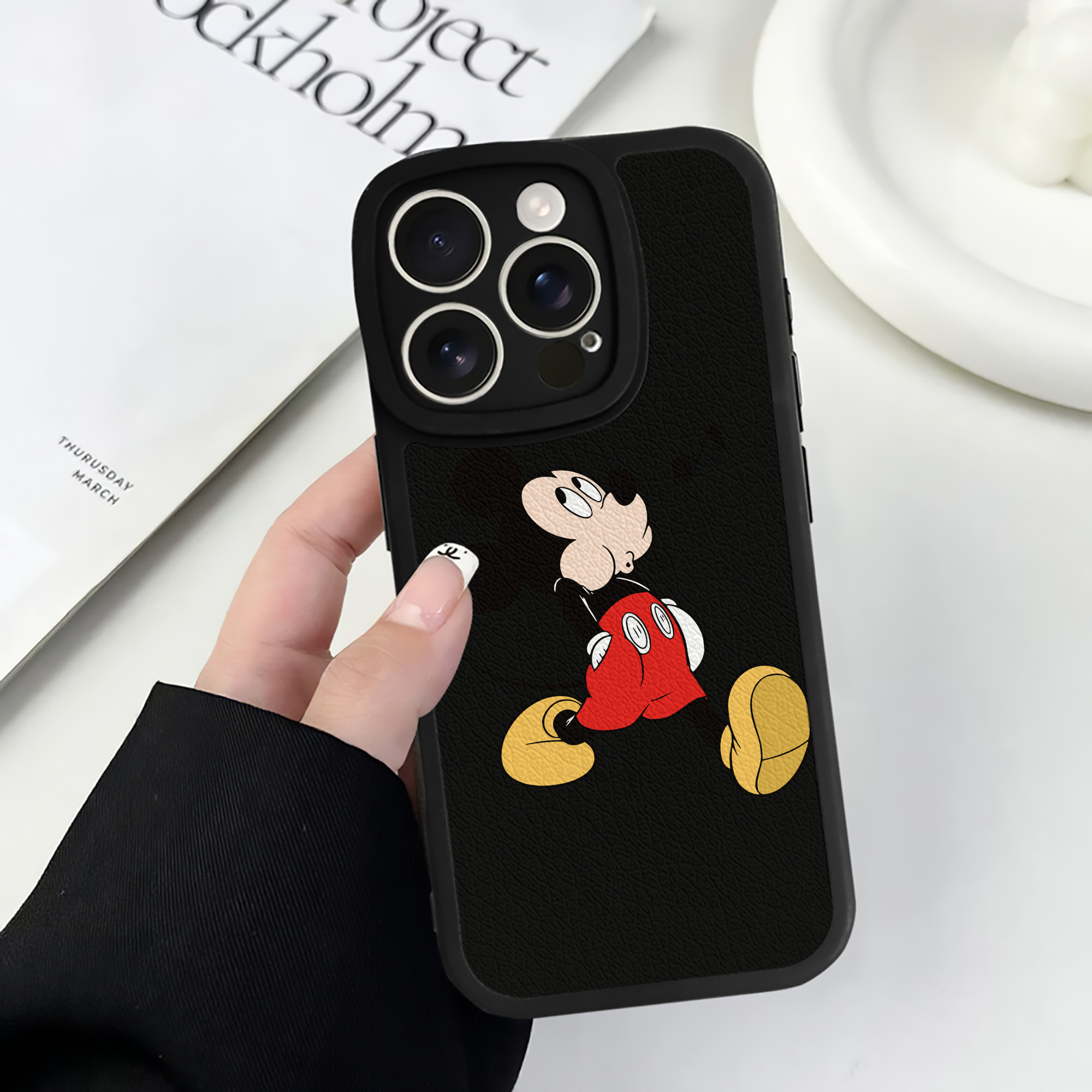 （画像用） ミッキーマウス Mickey Mouse 【iPhone 16シリーズ対応】シリコンスマホケース（レザー調） 材質：シリコン